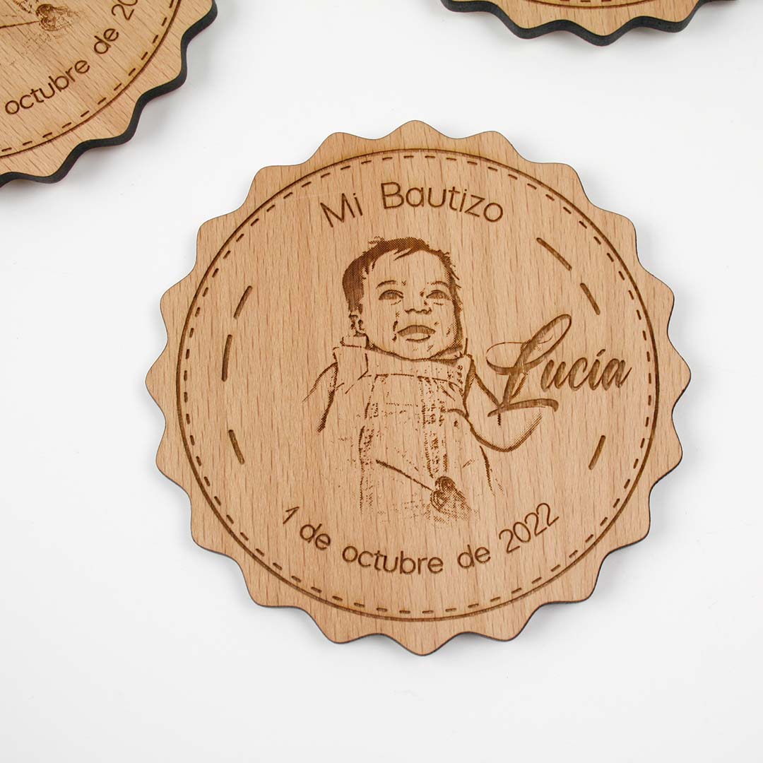https://www.seriandaluza.com/tienda/posavasos-madera-bautizo/ regalos bautizo personalizados con foto