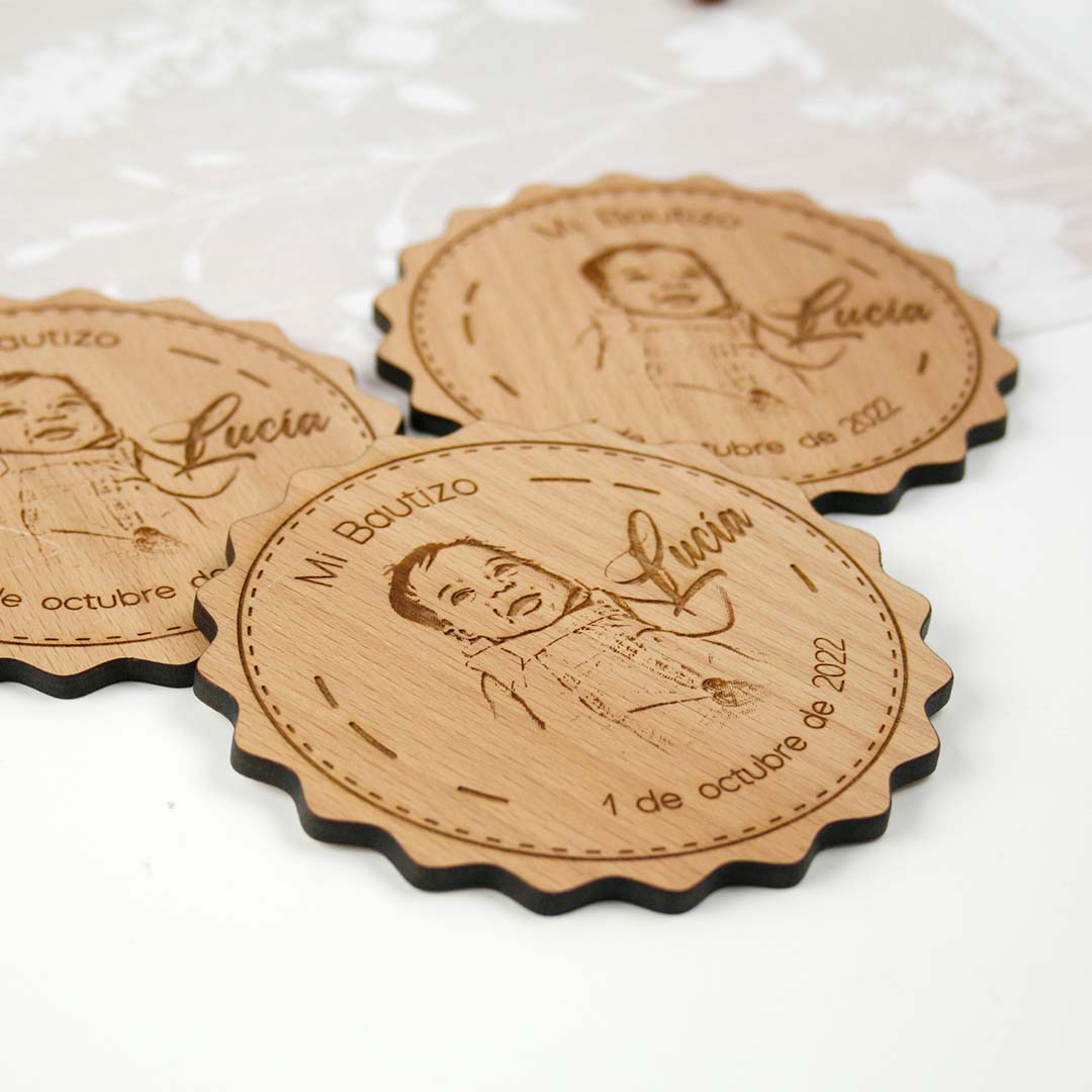 detalles originales para invitados de bautizo posavasos madera