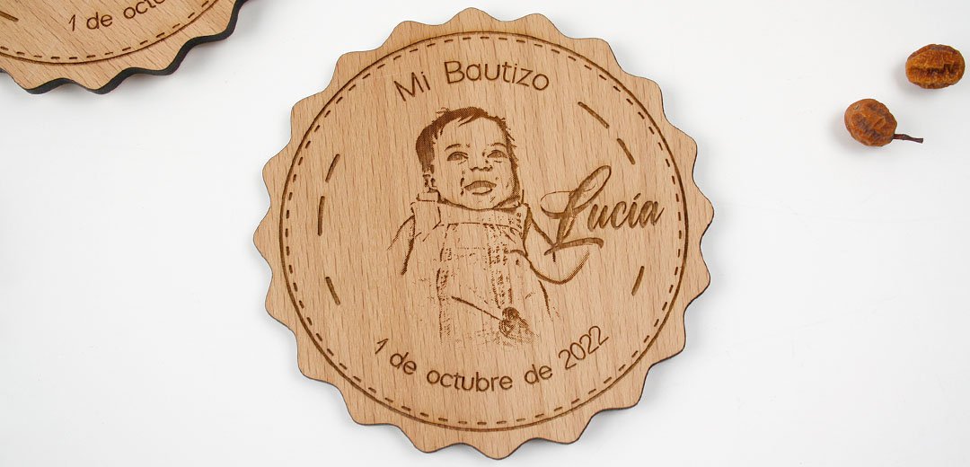 posavasos-madera-bautizo-08 ideas de regalo para invitados de bautizo