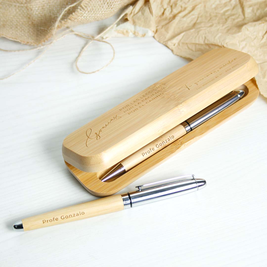 estuche y bolígrafo de bambú personalizado como regalo de fin de curso