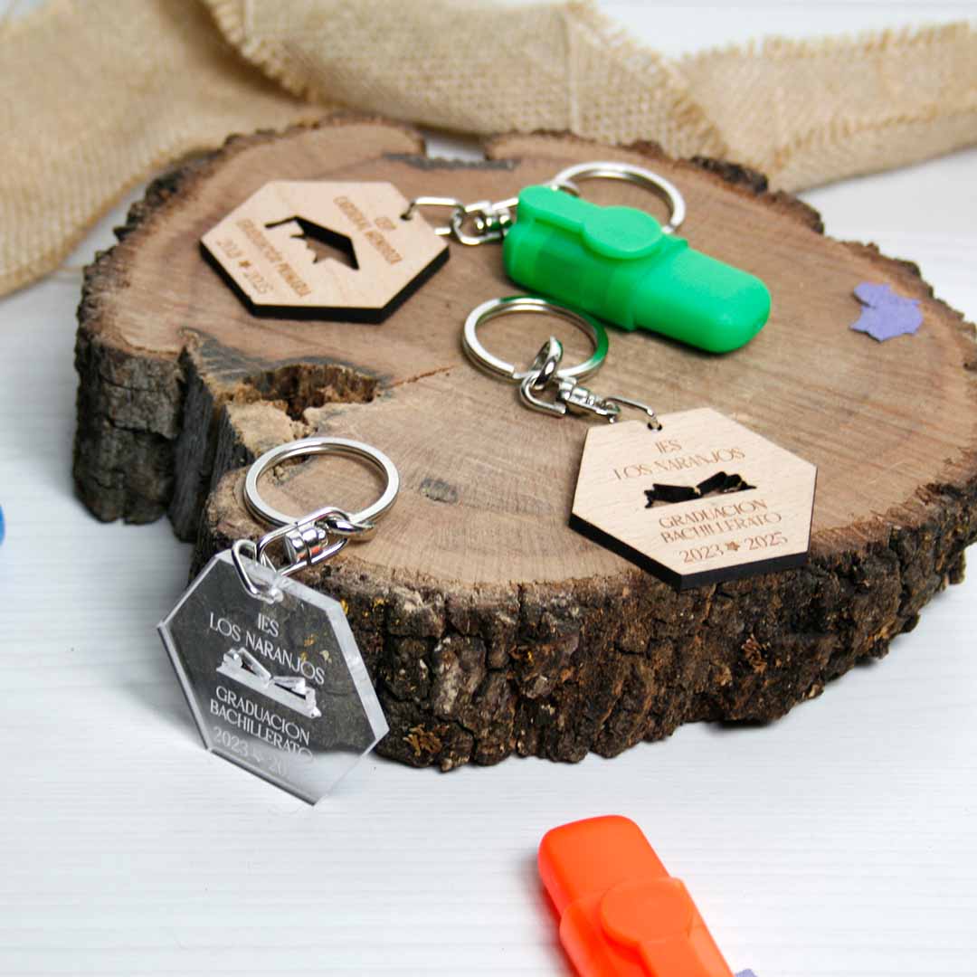 llaveros de madera y metacrilato para regalar en fin de curso