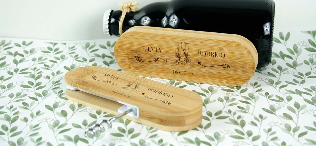 sacacorchos-personalizado-boda-05 abridor con imán y botella de vino personalizado
