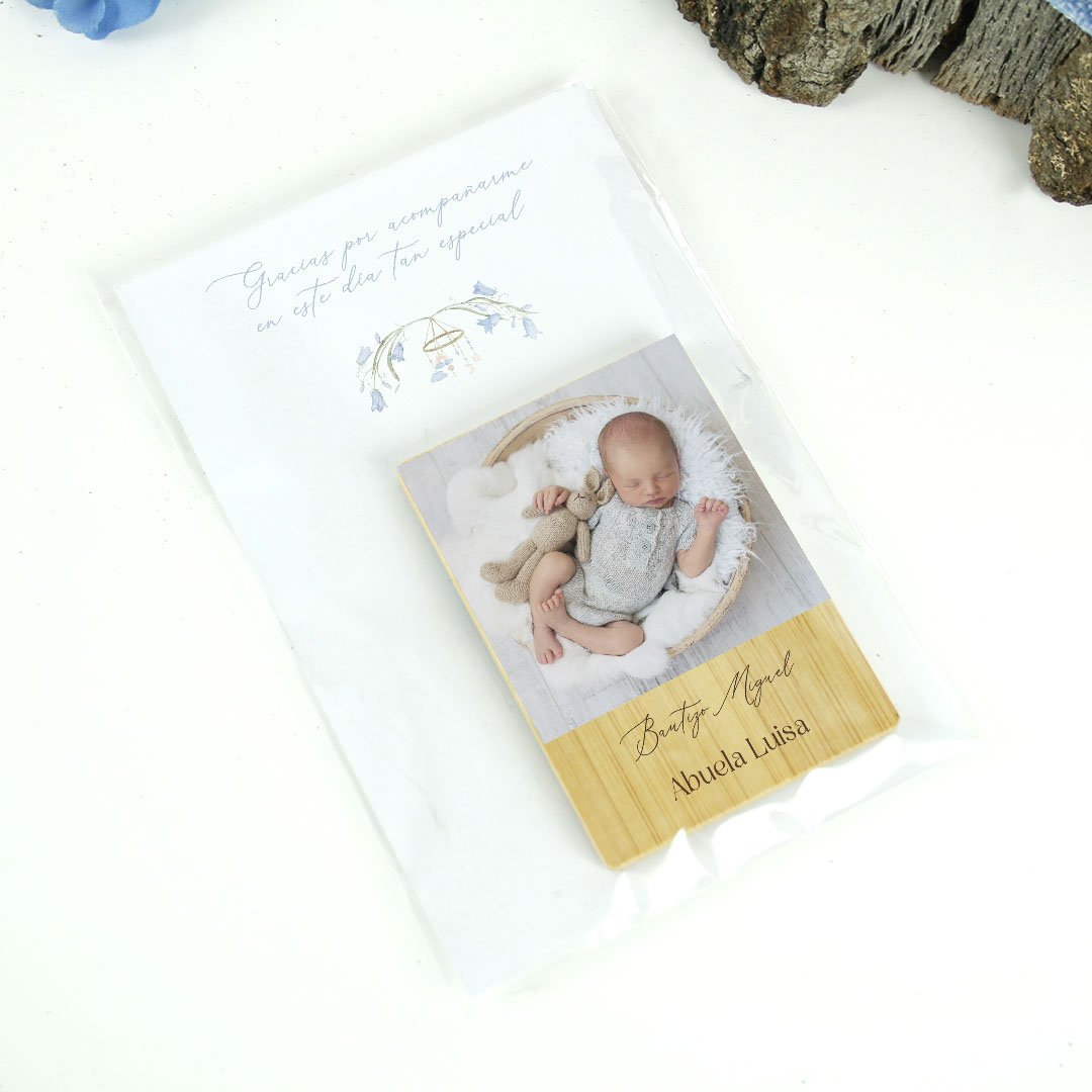 marcasitios de madera personalizados bautizo con el nombre de cada invitado