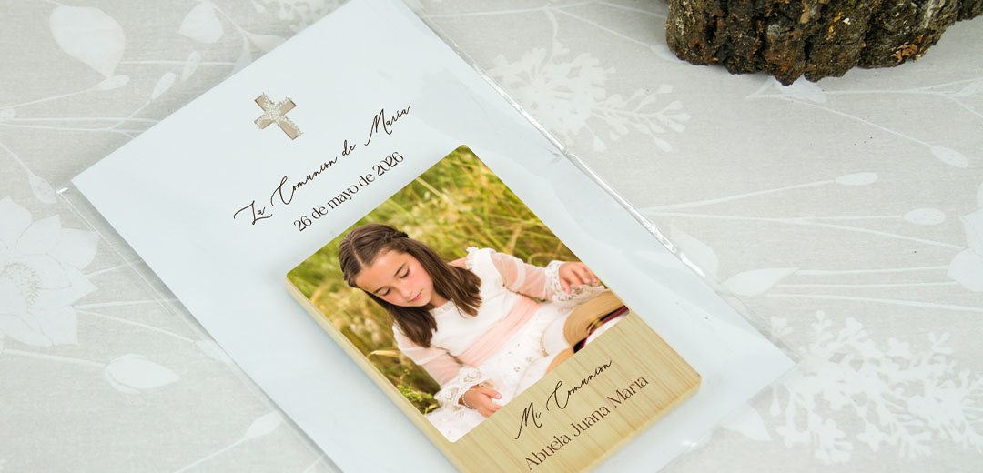 marcasitios personalizados con imán de madera como regalo para invitados a primera comunión